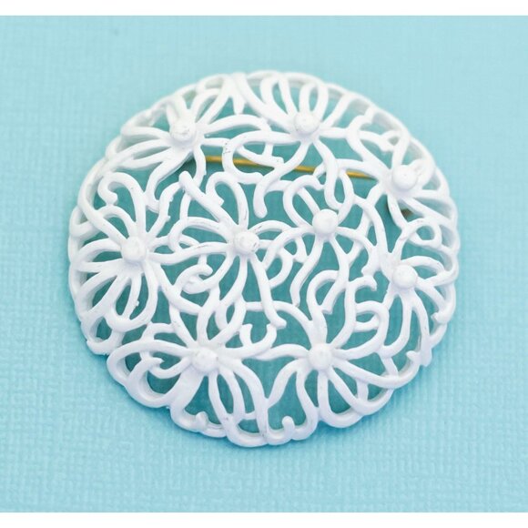 Vintage Abstract White Floral Pattern Circle Brooch - E8 - Picture 1 of 2